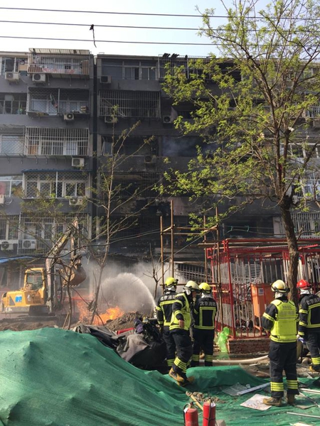 北京西直门小区爆炸已经组成一人降生 楼顶疑似炸飞(组图)
