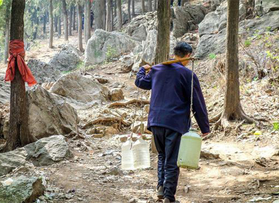 翻山排隊取靈水 安徽山泉能治病？（組圖）