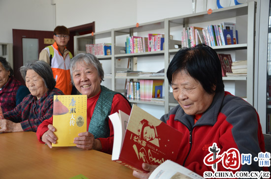 日照阳光助残志愿者启动第三个“书香驿站”助老流动图书馆