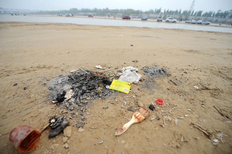 黄河滩成私家烧烤街 垃圾遍地污染黄河水（图）