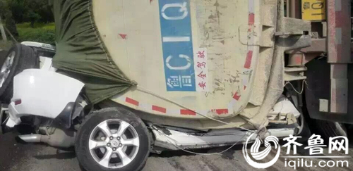 淄博鲁泰大道发生一惨烈车祸 大货车侧翻压扁SUV（组图）
