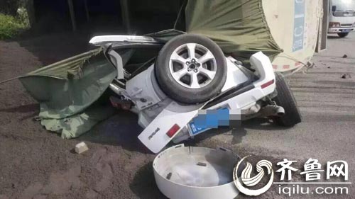 淄博魯泰大道發生一慘烈車禍 大貨車側翻壓扁SUV（組圖）