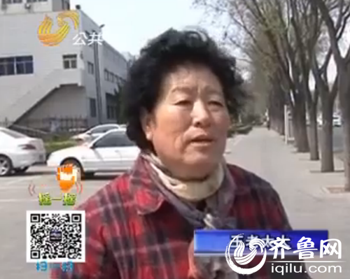 王老太太向記者講述經過（視頻截圖）