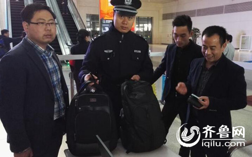 民警莊華迅速給報警乘客找回了失蹤的背包，此時另一名乘客也嚇出一身冷汗。