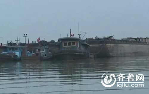 京杭大運河濟寧段南陽湖上，發生了罕見的“堵船”事件。