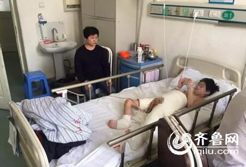 目前孩子正在山東省立醫院接受治療，他十分活潑樂觀。