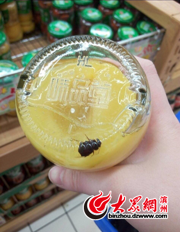 ​山东滨州大润发超市“味品堂”罐头现黑虫 同品牌口味罐头仍在超市售卖