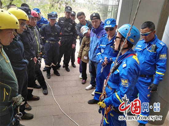临沂红十字蓝天救援队 开展高空救援能力训练