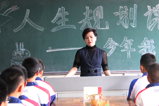 云南昌乐实验中学举行2015-2016年下学年度家长走进课堂和孩子一起规划人生