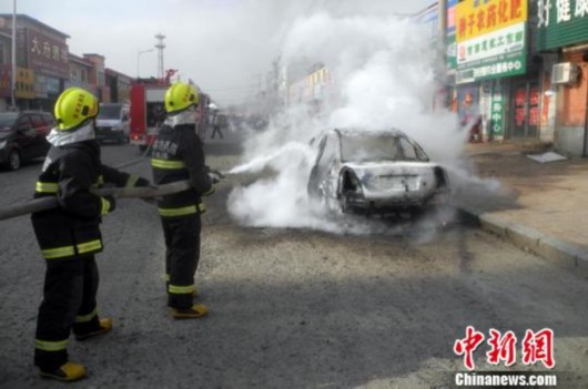 吉林一轎車當街自燃父親冒火救出不足1歲兒子