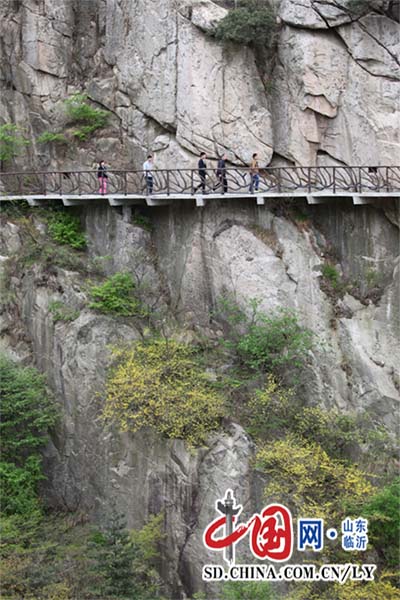 山东临沂惊现空中悬崖栈道