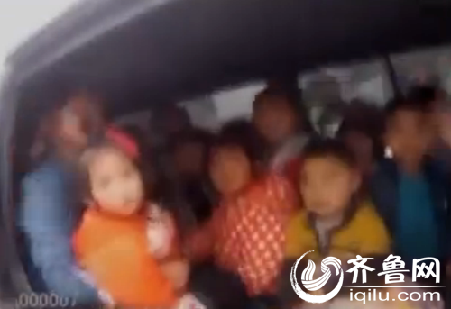 孩子們背靠背擠在車內（視頻截圖）