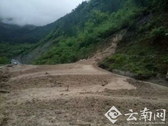 暴雨災害致雲南德維公路多處路段發生塌方和泥石流