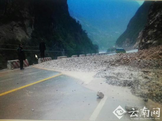 暴雨災害致雲南德維公路多處路段發生塌方和泥石流