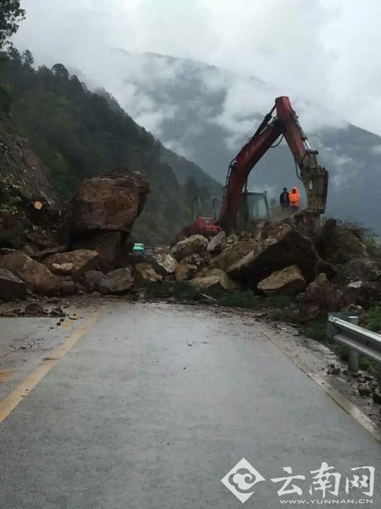 暴雨災害致雲南德維公路多處路段發生塌方和泥石流