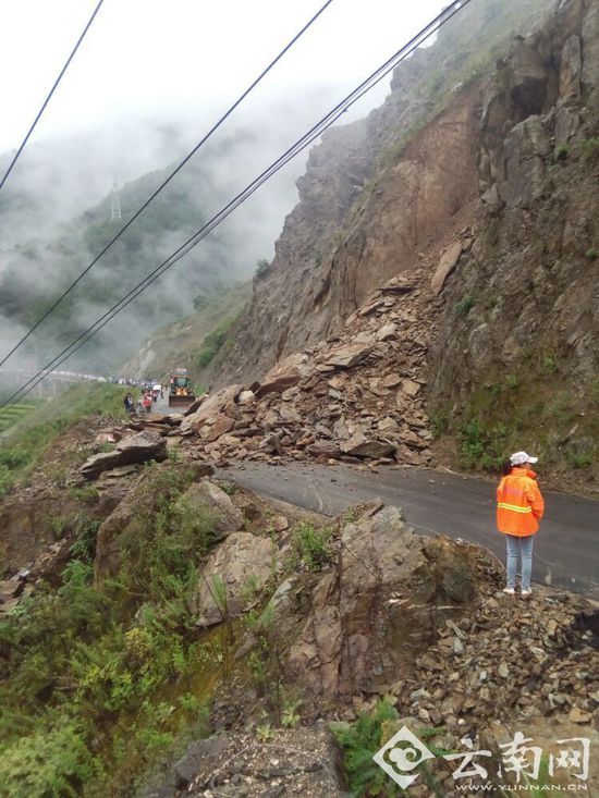 暴雨災害致雲南德維公路多處路段發生塌方和泥石流