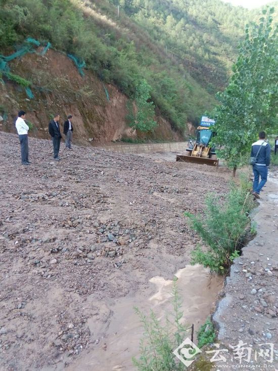 暴雨災害致雲南德維公路多處路段發生塌方和泥石流