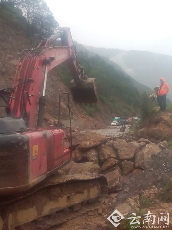 暴雨災害致雲南德維公路多處路段發生塌方和泥石流