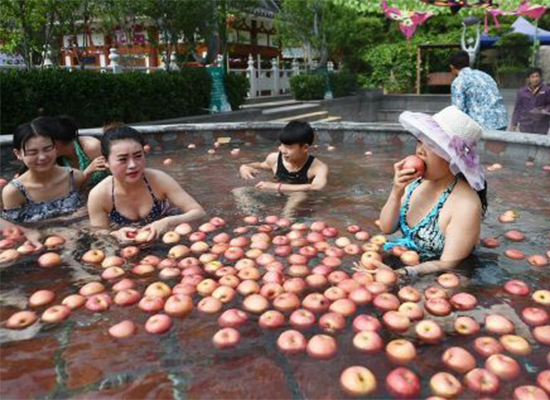 河南奇葩水果浴 洗腳水泡過的水果能吃嗎（組圖）