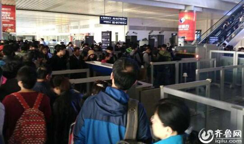 昨天濟南西站乘客爆堵，因為插隊引發不滿。
