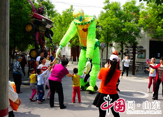 濱州經濟開發區：西班牙大木偶五一期間做客獅子劉