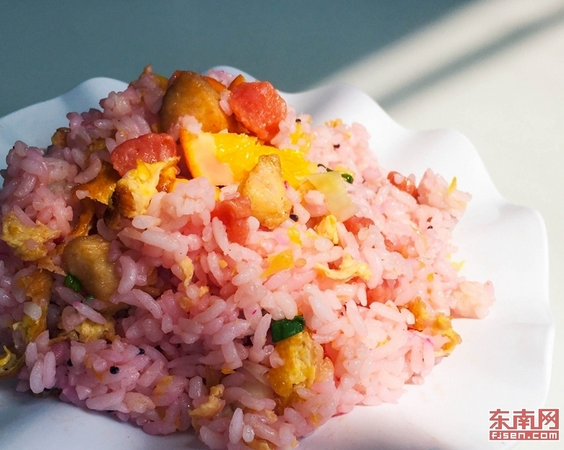 福建高校食堂現火龍果炒飯 吸引“少女心”吃貨（組圖）