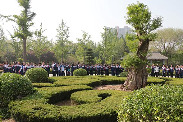 初一年級組織學生參觀楊家埠、濰坊植物園