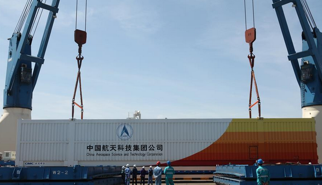 长征七号6月发射 火箭已运抵天津码头进行吊装