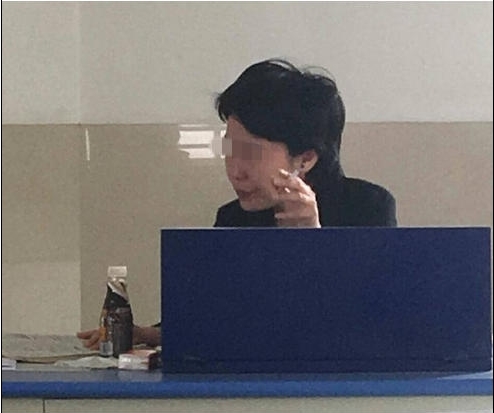 濟南某大學一女教師上課公然抽煙