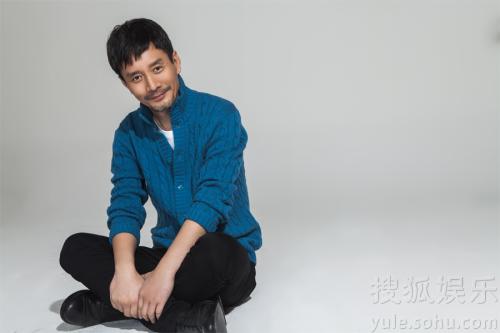 近日,实力演员田小洁曝光全新写真,画面中的他笑容温暖祥和,彰显悠然