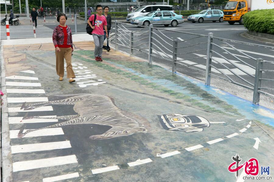 上海3D版“斑马”线 纠正行人乱穿马路行为（组图）