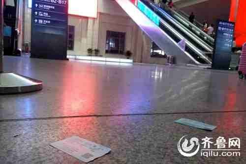 在濟南西站的地面上，不少乘客隨手亂扔火車票。