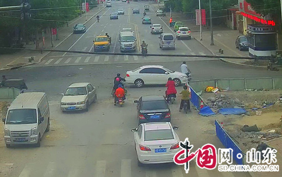 滨州阳信一男子“任性”闯红灯被撞伤 造成道路拥挤半小时
