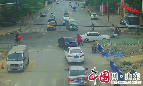 滨州阳信一男子“任性”闯红灯被撞伤 造成道路拥挤半小时