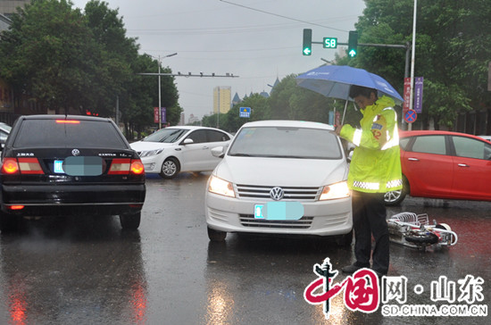 濱州陽信一男子“任性”闖紅燈被撞傷 造成道路擁擠半小時