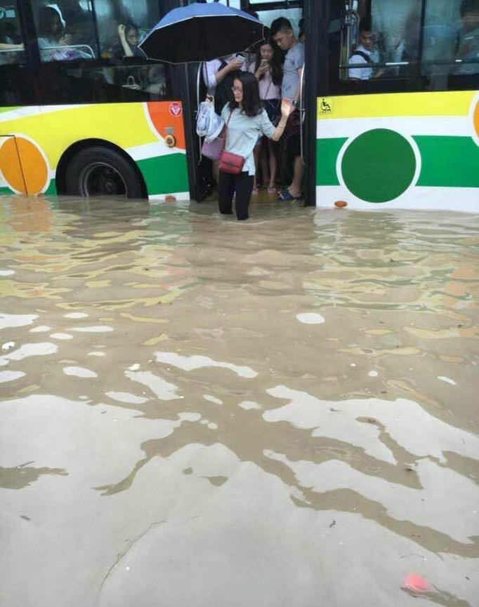 广州暴雨全城被淹积水深度过膝地铁公交内流成河组图