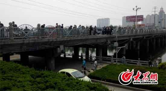 轎車大半夜衝進涑河 車主可能酒駕(組圖)