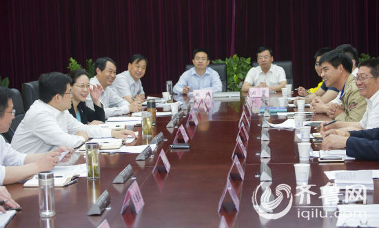 菏澤市領導與網友互動交流，討論熱烈。