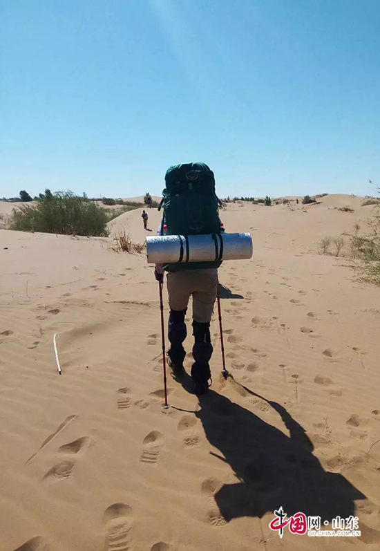 库不齐沙漠 12位勇士三天两夜60公里重装徒步穿越之旅(组图)