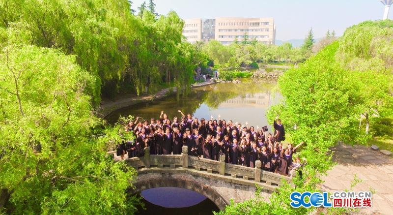 大學生航拍創意畢業照 方程式文字數字應有盡有