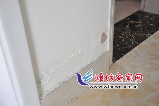 潍坊盛世华府小区装修后洗手间漏水半年 住户家墙壁掉皮门裂缝