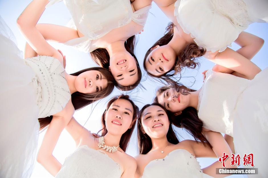 毕业季女大学生穿白纱告别校园（组图）