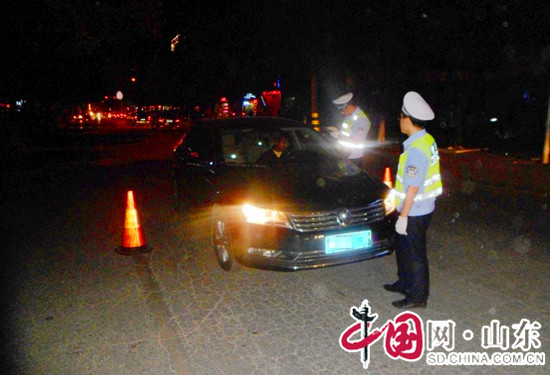 濱州濱城交警雷霆出擊嚴查夜間城區機動車違規使用遠光燈交通違法行為