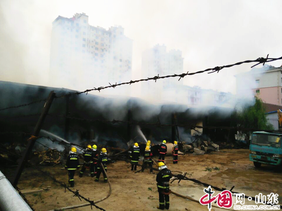 滨州：加油站旁发生火情危及油库 消防官兵紧急出动全力扑救