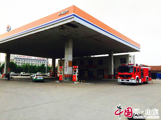 滨州：加油站旁发生火情危及油库 消防官兵紧急出动全力扑救