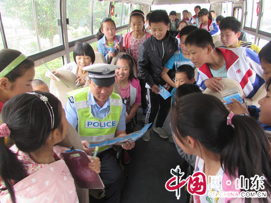 濱州陽信交警聯合多部門開展“守護平安幸福童年”主題教育宣傳活動