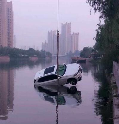 臨沂寶馬衝進涑河 青年開車路過救起落水人