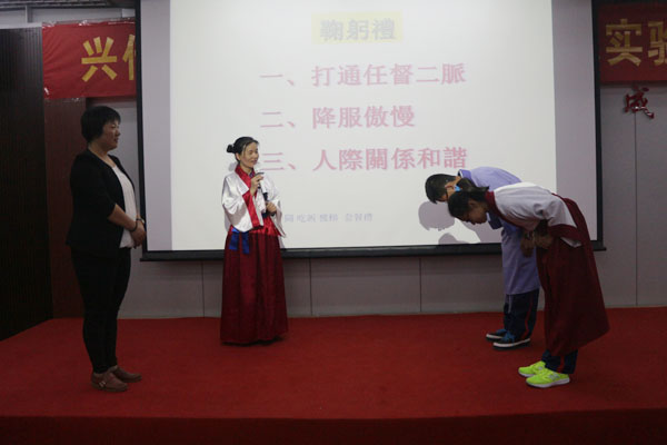 云南昌乐实验中学初一年级举行中华礼仪实训