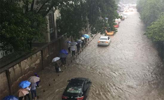 暴雨怒袭武汉全城 市民开启