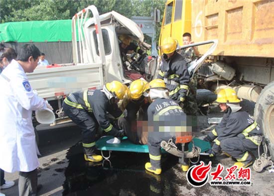 国道两货车相撞六旬老人被困 消防紧急救援